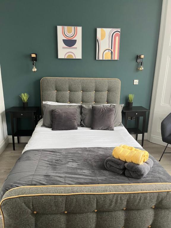 Un dormitorio con una cama grande con paredes azules. en Seaside studio apartment, en Weston-super-Mare