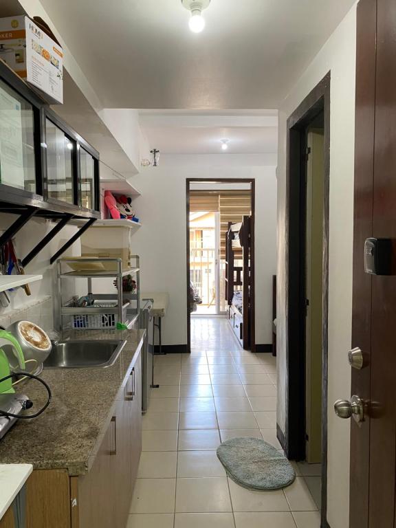 Η κουζίνα ή μικρή κουζίνα στο Rex Baguio Stays