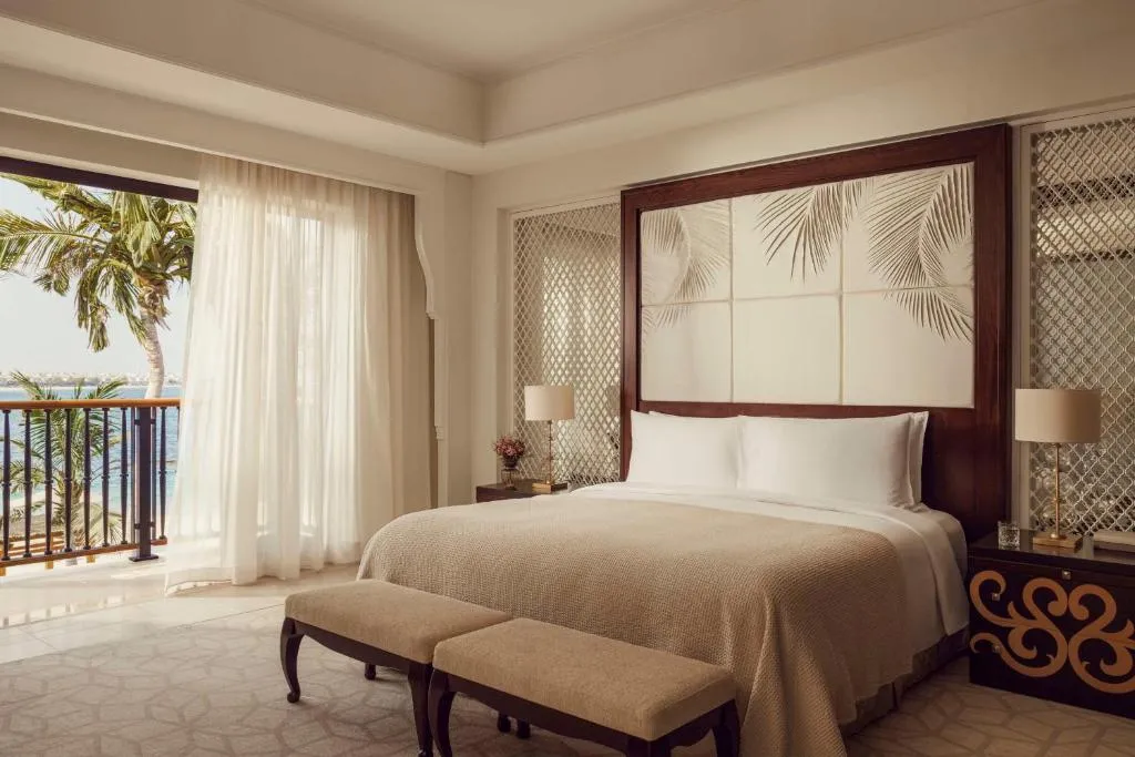 Beachfront Executive Suite with Waterpark Access