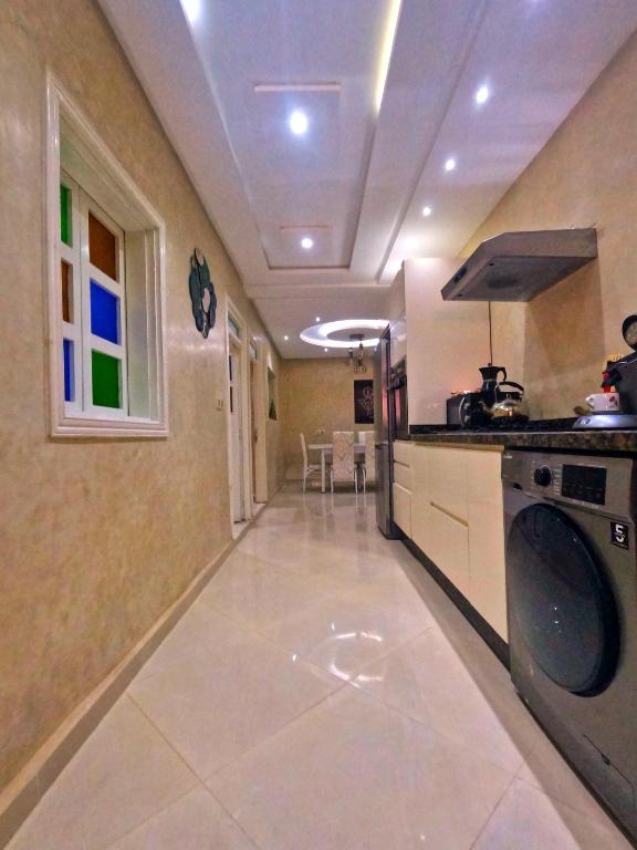 cocina con lavadora en una habitación en Appartement Moderne Tamraght plage, en Tamraght Ouzdar