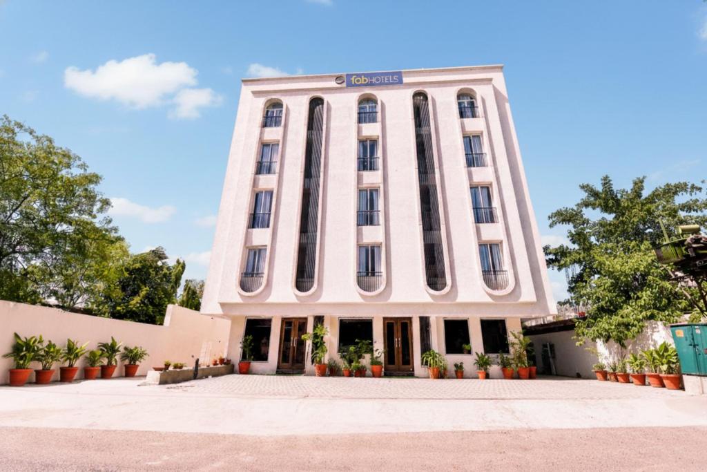 an image of the building of the hotel at FabHotel Shambhu Kripa in Jaipur