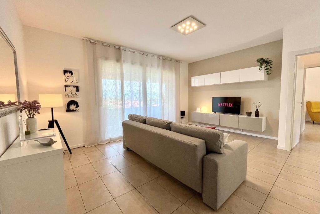 Μια τηλεόραση ή/και κέντρο ψυχαγωγίας στο Trilocale con Terrazza tra Lecco, Milano e Como