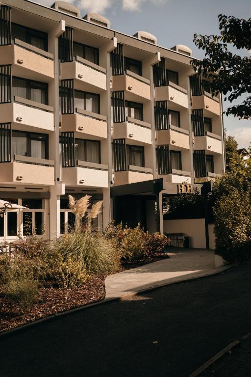 バンベルクにあるDas HOB - Hotel Original Bambergの大きなアパートメントで、目の前に通りがあります。