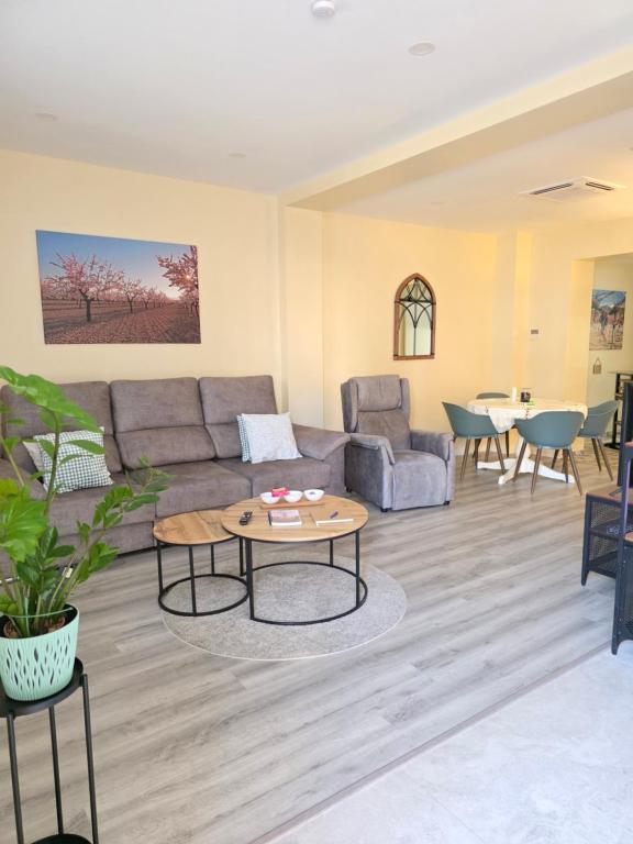 PinosoにあるCasa Rosaのソファとテーブルのあるリビングルーム