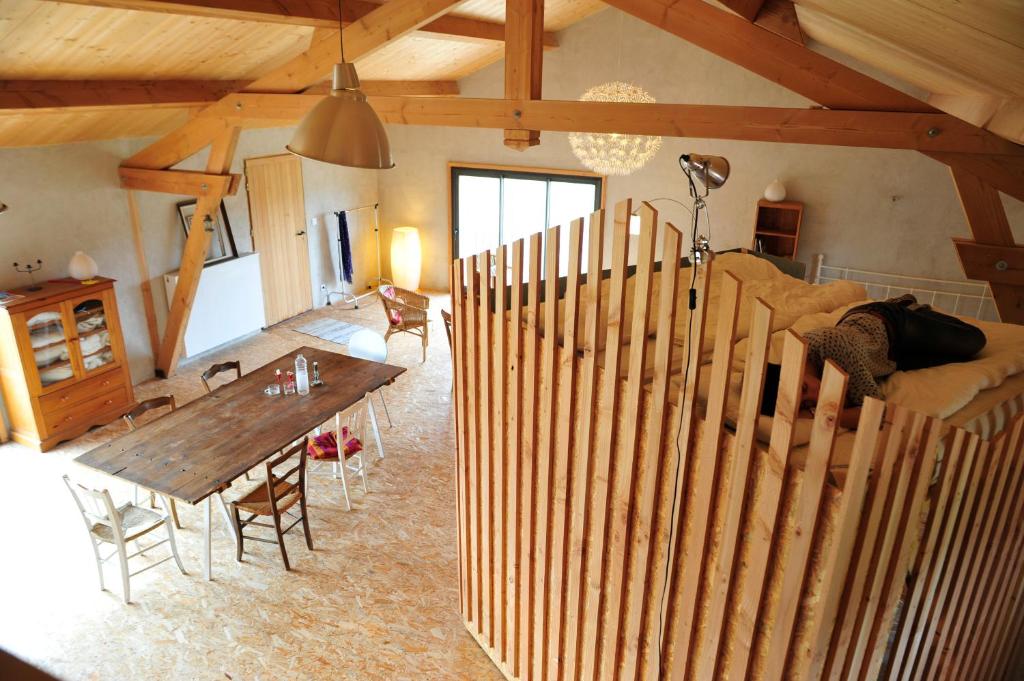 Una sala de estar con una valla de madera y un sofá. en La Grange, en Sablet