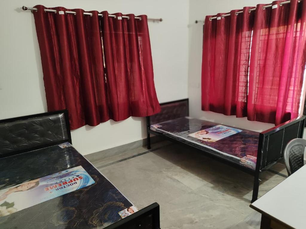 Ένα ή περισσότερα κρεβάτια σε δωμάτιο στο Urban Ladies Hostel at Chinar Park