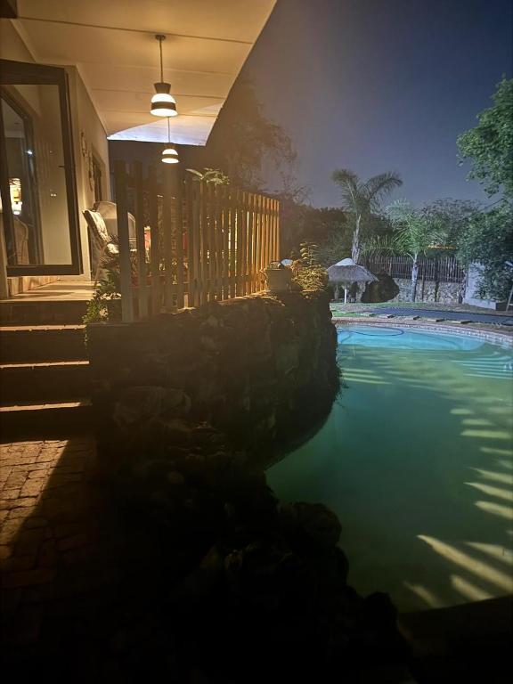 ein Swimmingpool vor einem Haus in der Unterkunft At Harmony in Germiston