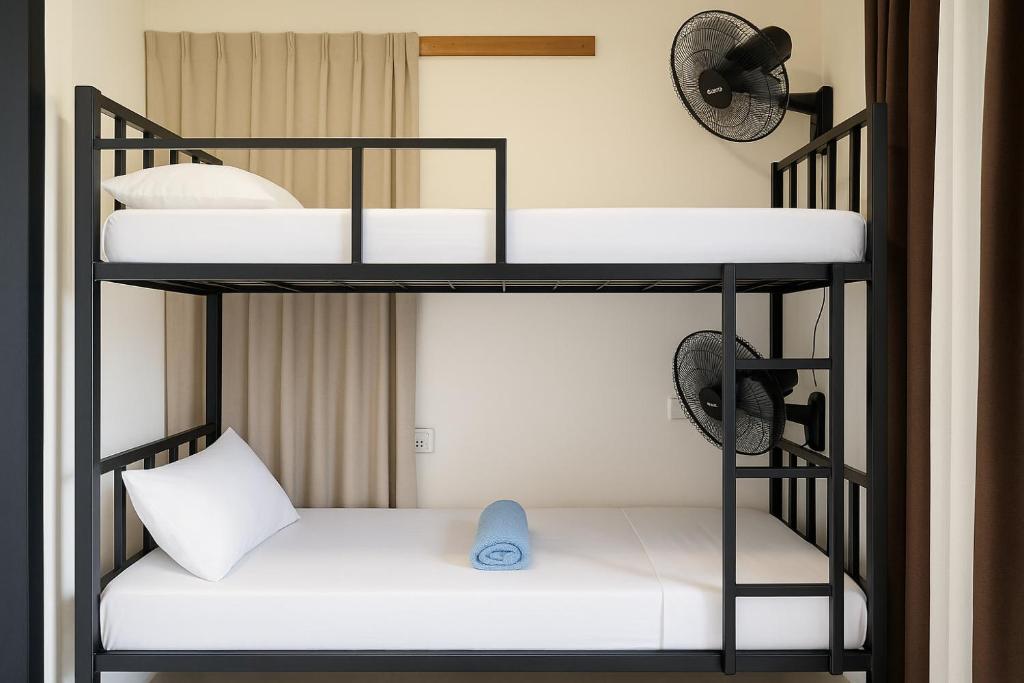 Ένα ή περισσότερα κρεβάτια σε δωμάτιο στο Premiere Inn Hostel Hiriketiya