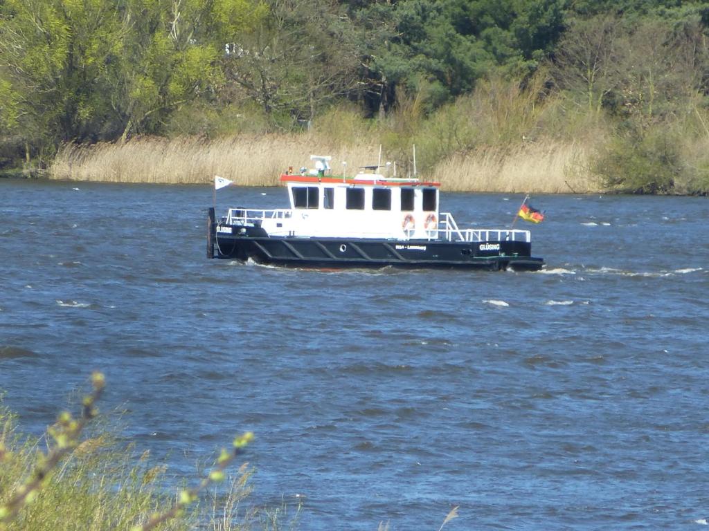 un barco en el agua en un río en Elbe Ferien en Marschacht