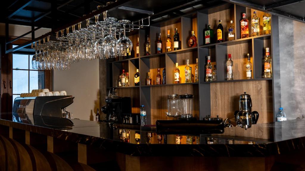 een bar met veel flessen aan de muur bij Kaf Mount Erciyes in Hacılar