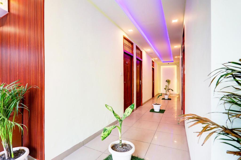 Gomti NagarにあるHotel O Blue Stone Near Singapore Mall Lucknowの紫の天井の廊下