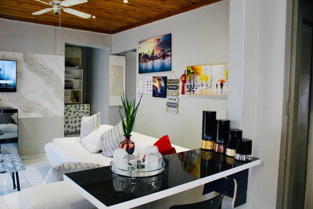 TV a/nebo společenská místnost v ubytování Newlands Comfortable Abode