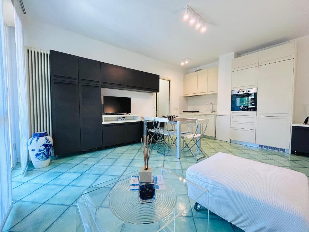 a large kitchen with a glass table in a room at Martinelli Home Apartment Flexrent - Immobiliare Abissinia in Riccione