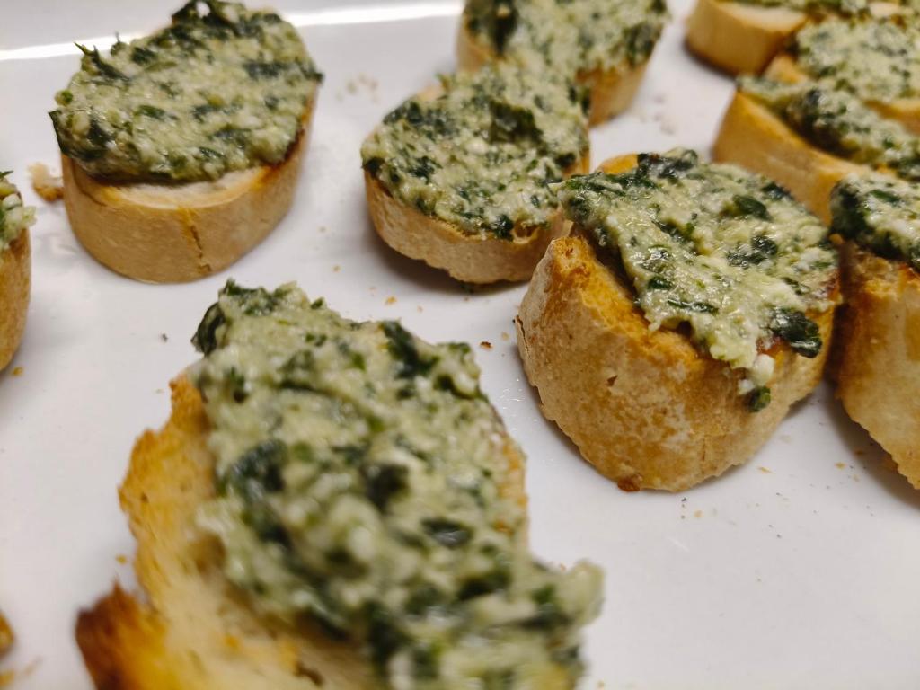 a group of garlic bread with spinach pesto on it at Agriturismo I Locati 