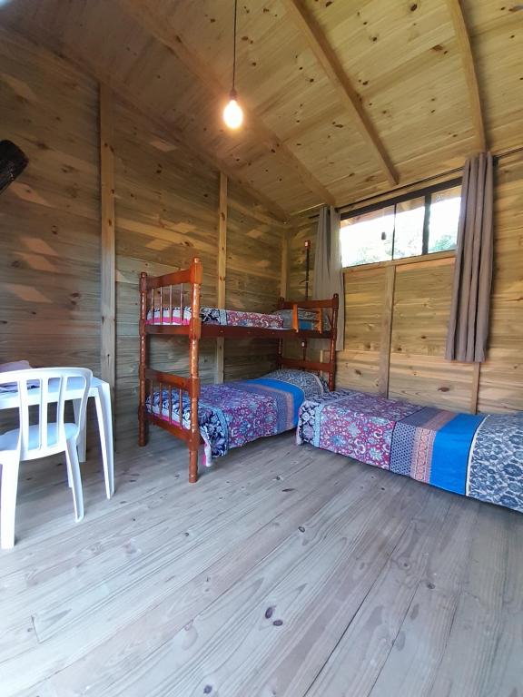 Palanda nebo palandy na pokoji v ubytování Bangalô Praia da Ferrugem