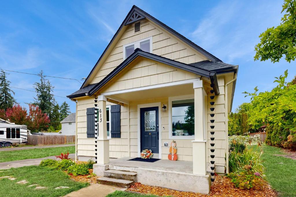 una piccola casa minuscola con una porta blu di Cottage 1910 a Newberg