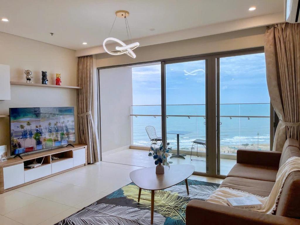 Una sala de estar con vista al mar. en The Sóng Apartment Vũng Tàu - Căn Hộ Du Lịch Biển Vũng Tàu - SuSu Homestay, en Vung Tau