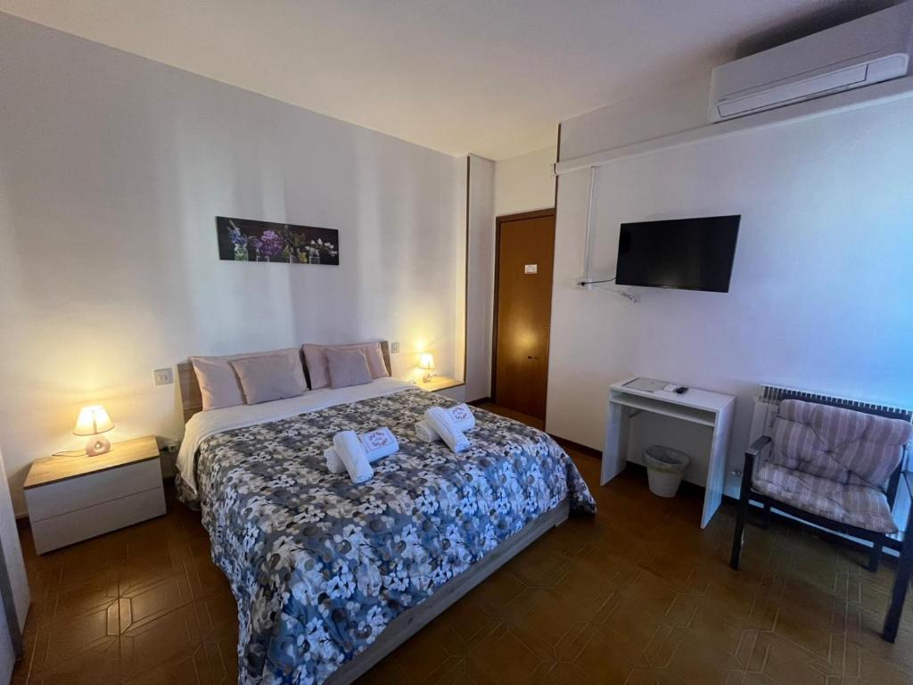 a hotel room with a bed with two towels on it at B&B L'Orchidea in Pisa