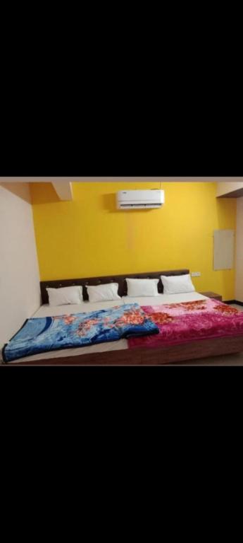 Ένα ή περισσότερα κρεβάτια σε δωμάτιο στο Hotel shree radhe palace