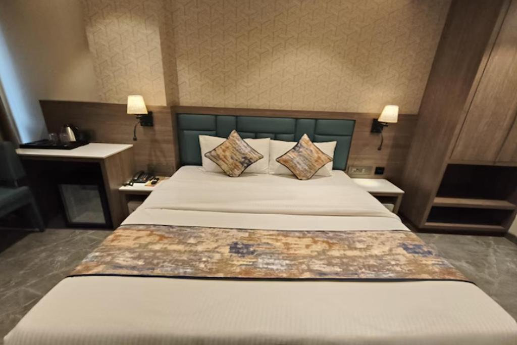 Postel nebo postele na pokoji v ubytování Dream Residency Hotels Pvt Ltd