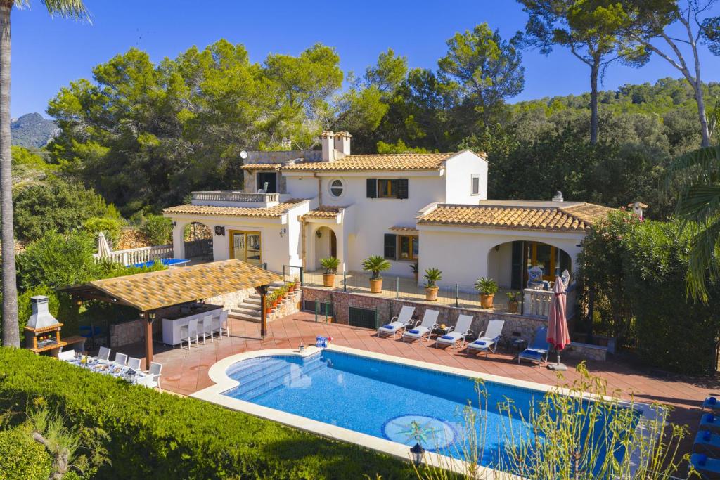 Swimmingpoolen hos eller tæt på Can Emmes