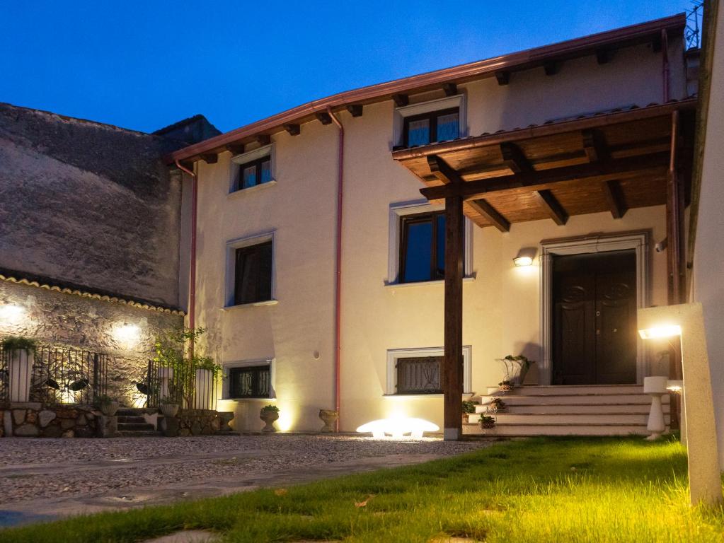 een uitzicht op een huis in de nacht bij Gran Caffè Bed in Castrovillari