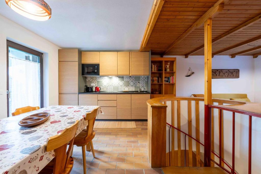 une cuisine et une salle à manger avec une table et des chaises dans l'établissement Cesa Agnol, à Campitello