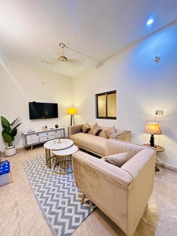 TV a/nebo společenská místnost v ubytování 2 bedroom Apartment in Karachi near airport