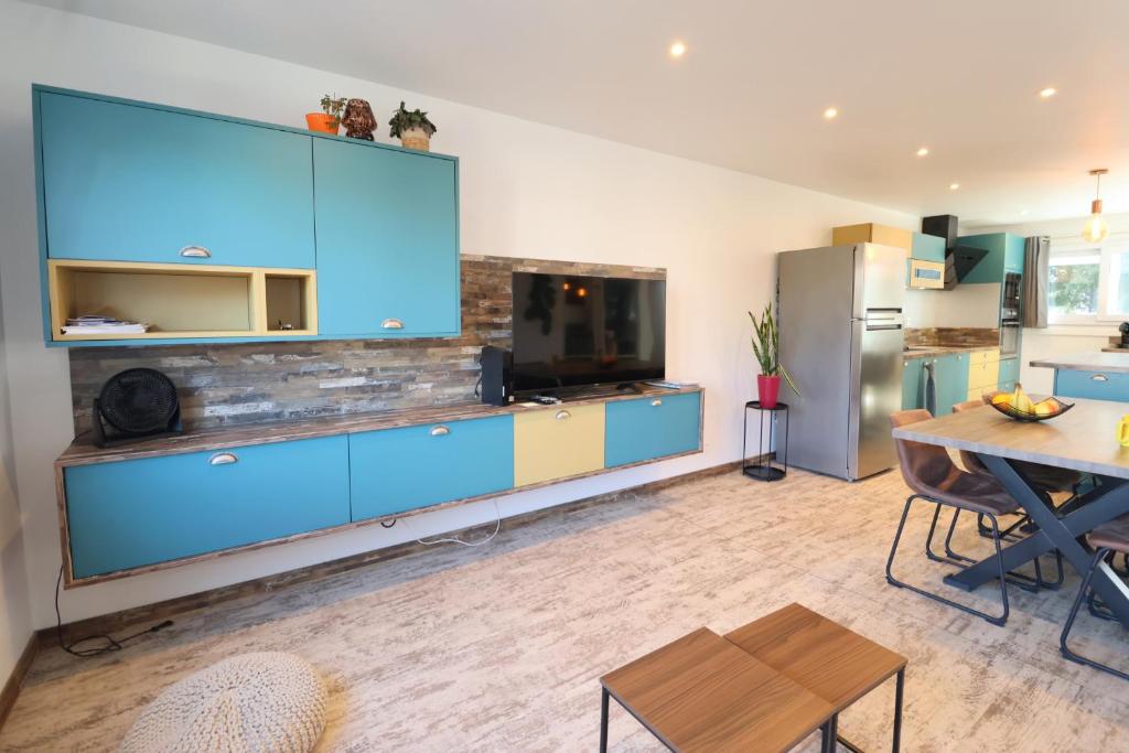 een woonkamer met een groot blauw entertainmentcentrum bij Le CapriBeach by TAH - Top emplacement & Parking in Pornichet