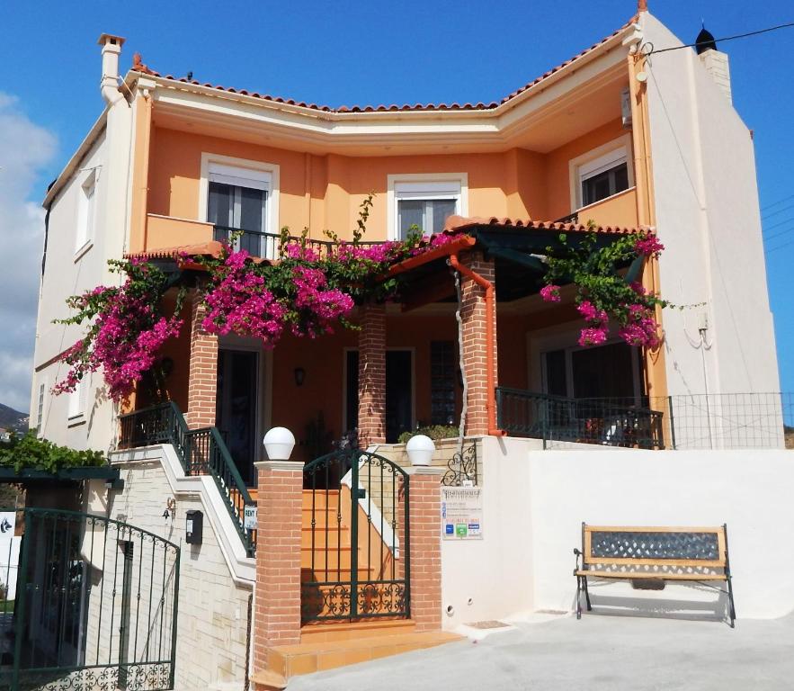 una casa con flores en la parte delantera en Psaromoura Residence, en Agia Pelagia