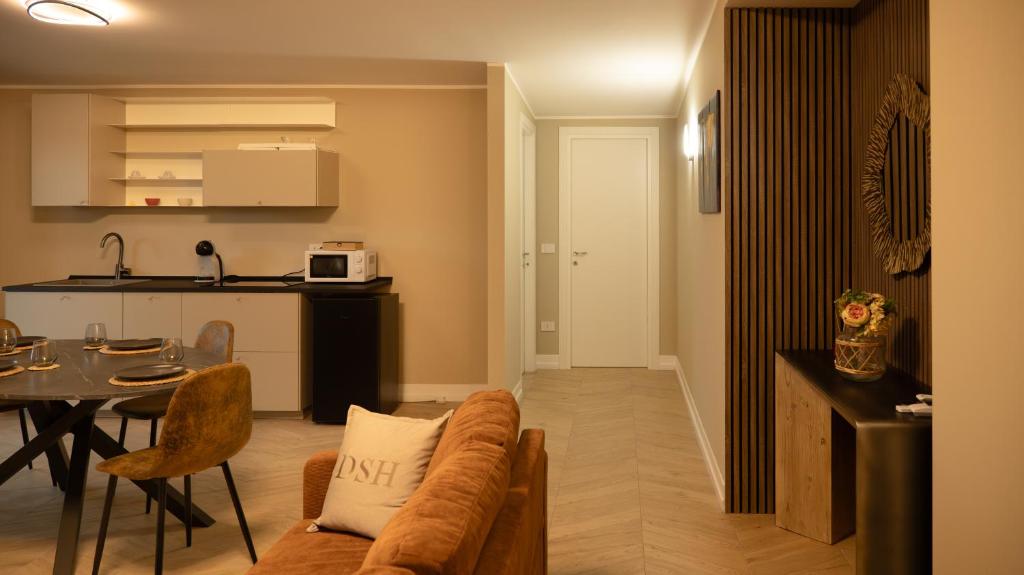 a living room with a couch and a table and a kitchen at Domino Suite House in Striano