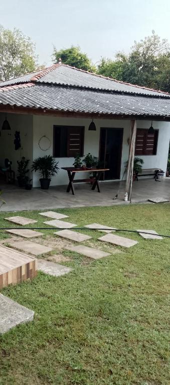 a house with a picnic table in front of it at Casa da fran in Santarém