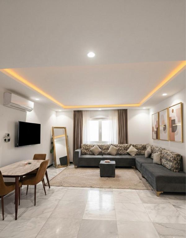 un salon avec un canapé et une table dans l'établissement شقق نرمادا المفروشة 303, à Médine