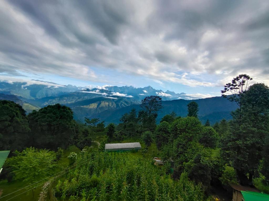 een huis op een heuvel met bergen op de achtergrond bij Zhim khang in Sosing