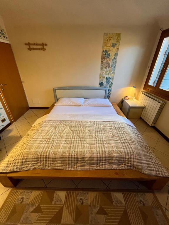 ein Schlafzimmer mit einem großen Bett in einem Zimmer in der Unterkunft Casa di Zara in Venedig