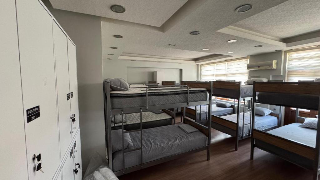un grupo de literas en una habitación en Hostelida Konya, en Konya
