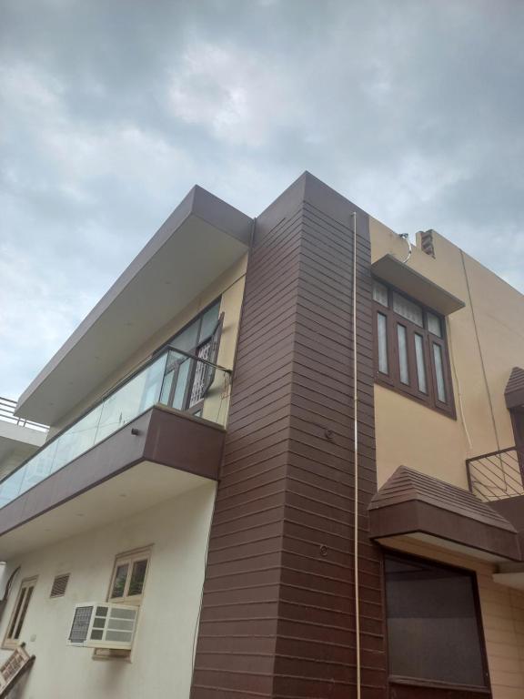 Το κτήριο όπου στεγάζεται  το δωμάτιο σε οικογενειακή κατοικία