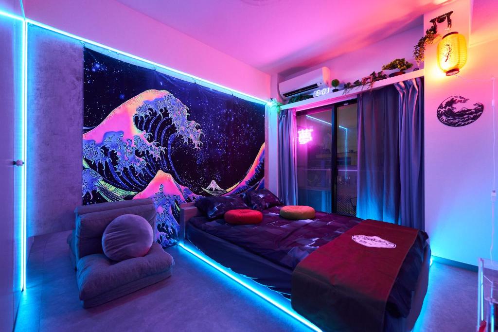 東京にあるCyber Shinjyuku Tokyo Roomの壁に大きな波の壁画が描かれた部屋