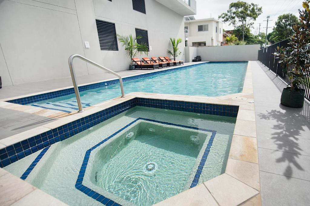 una piscina en medio de una casa en Gladstone Central Plaza Official en Gladstone