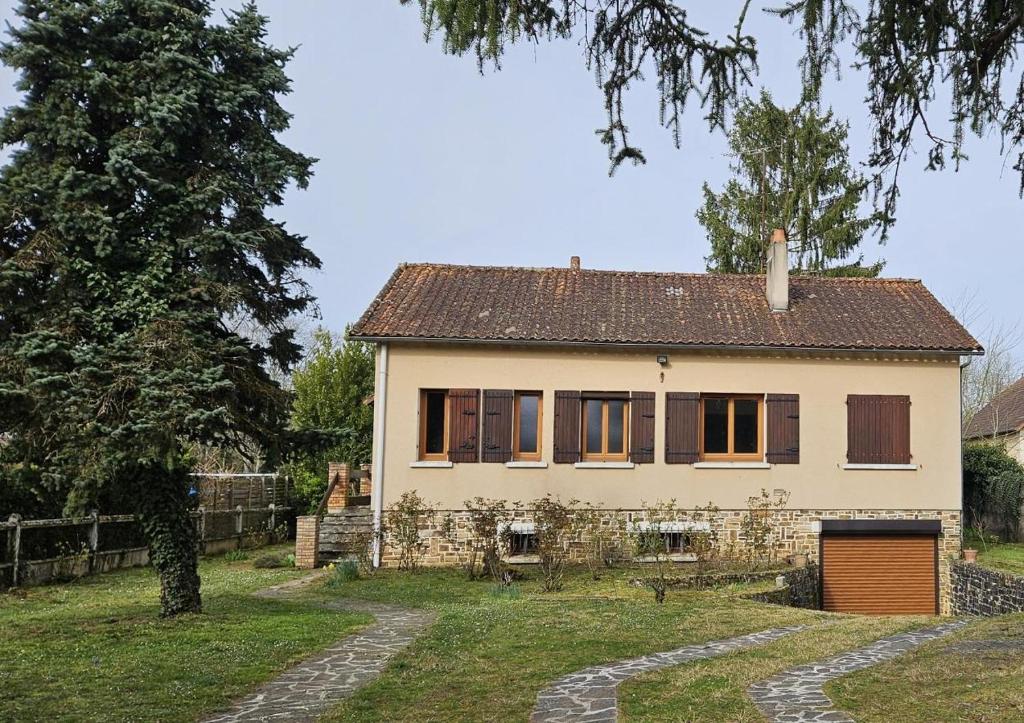 a white house with a tree in front of it at La cherpée in Lhommaizé