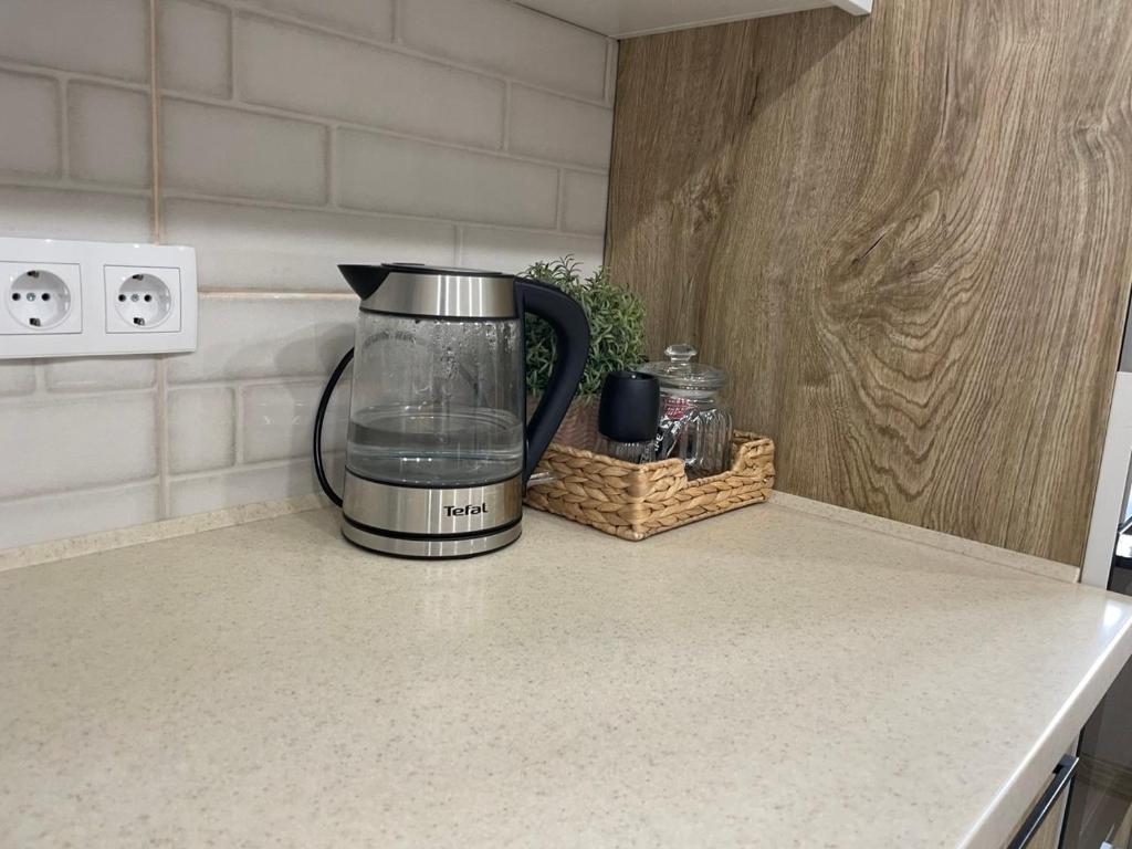 Una cafetera sobre la encimera de la cocina en Уютный апартамент, en Öskemen
