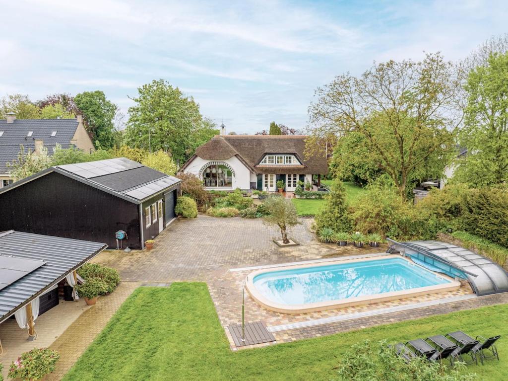 Πισίνα στο ή κοντά στο Private villa with jacuzzi, sauna & swimmingpool