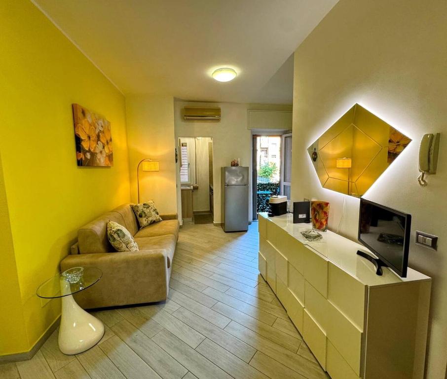a living room with a couch and a tv at El Prestinée Box auto gratuito in Milan