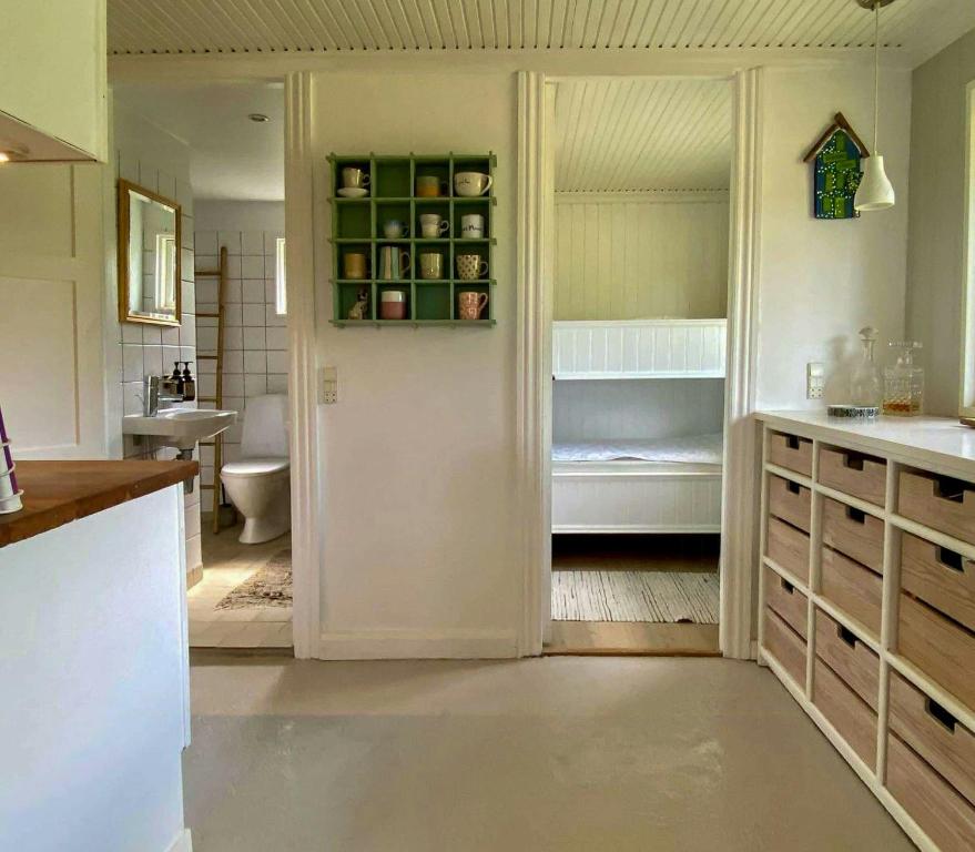 Un pat sau paturi într-o cameră la Romantic Island Cottage In Cosy Style Near Beach