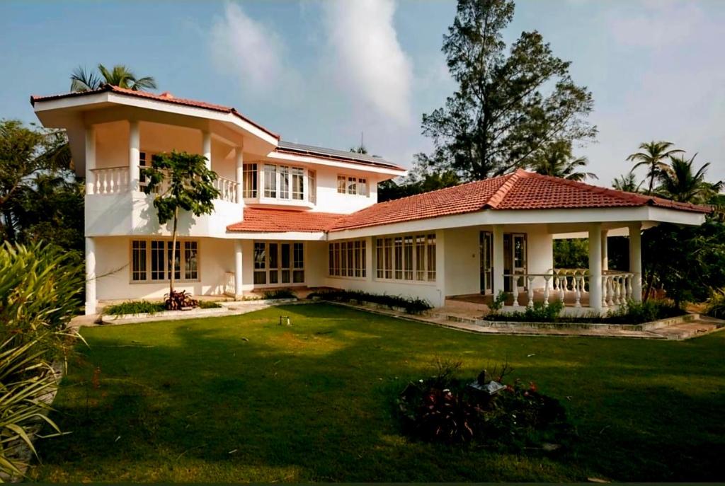 Un jardín fuera de The Beach Villa by Sunny Smiles