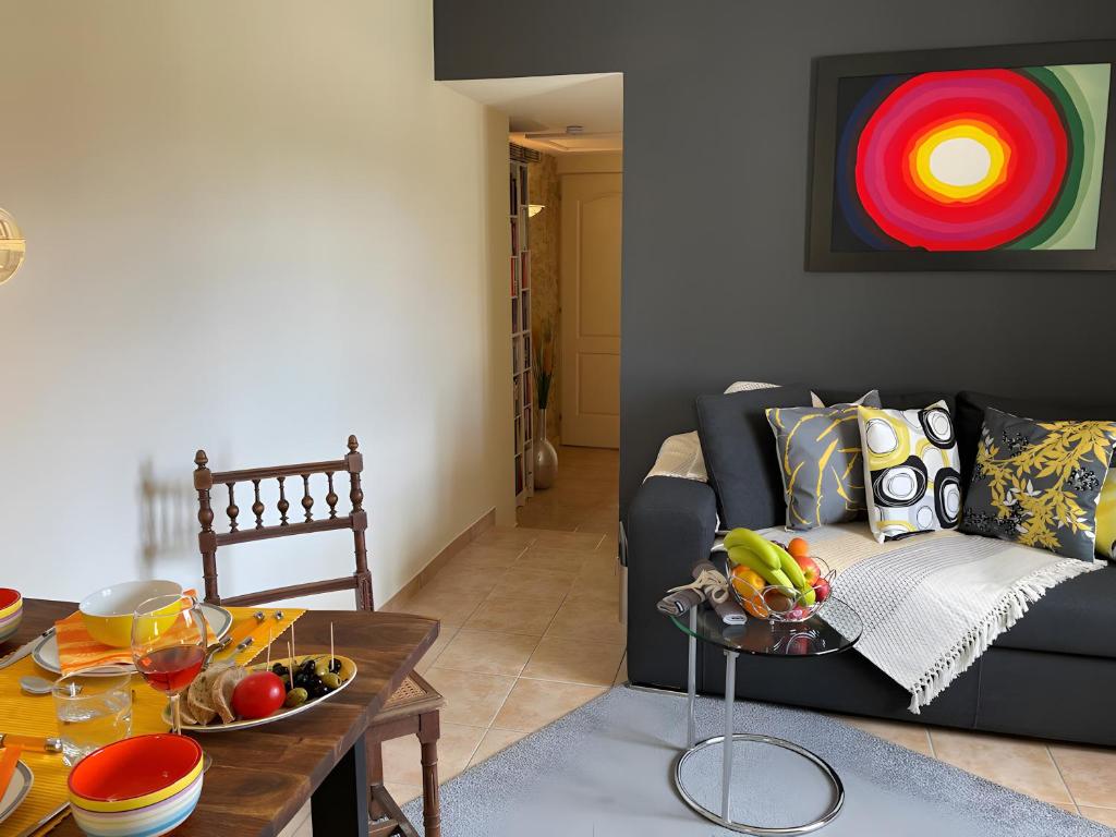 - un salon avec un canapé et une table avec de la nourriture dans l'établissement Paradis de Provence Gite Jaune, à Le Pin