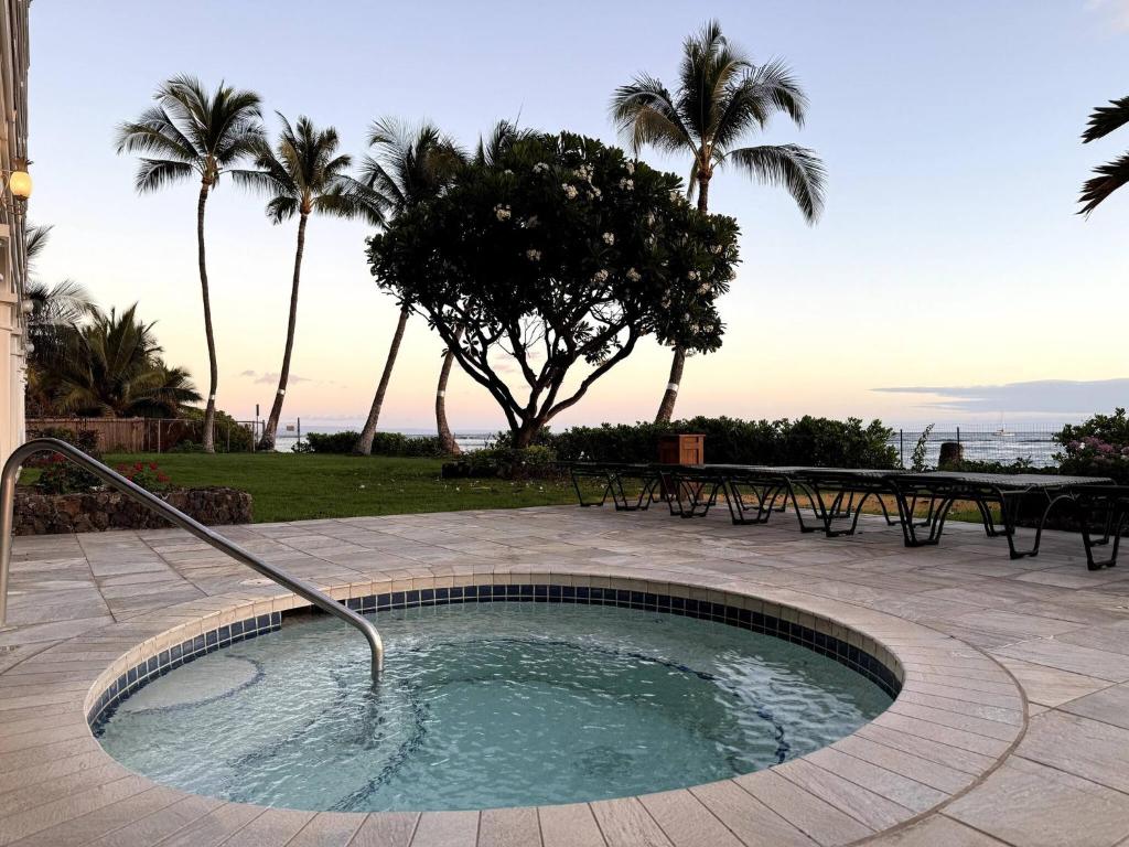 Πισίνα στο ή κοντά στο Lahaina Studio: Beachfront, Mountain View, Hot Tub