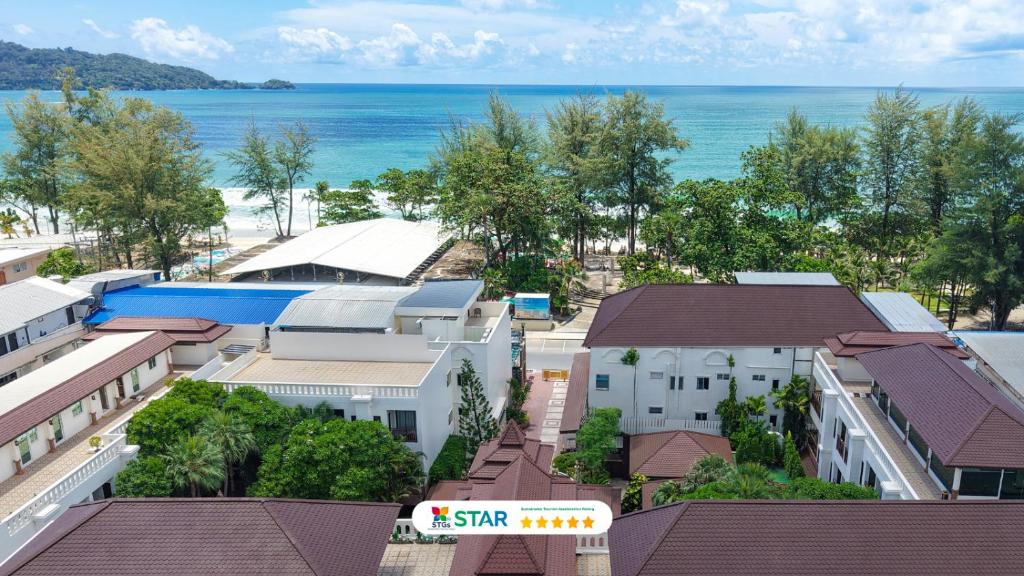 una vista aerea di un resort con l'oceano di Quality Beach Resorts and Spa Patong a Patong Beach