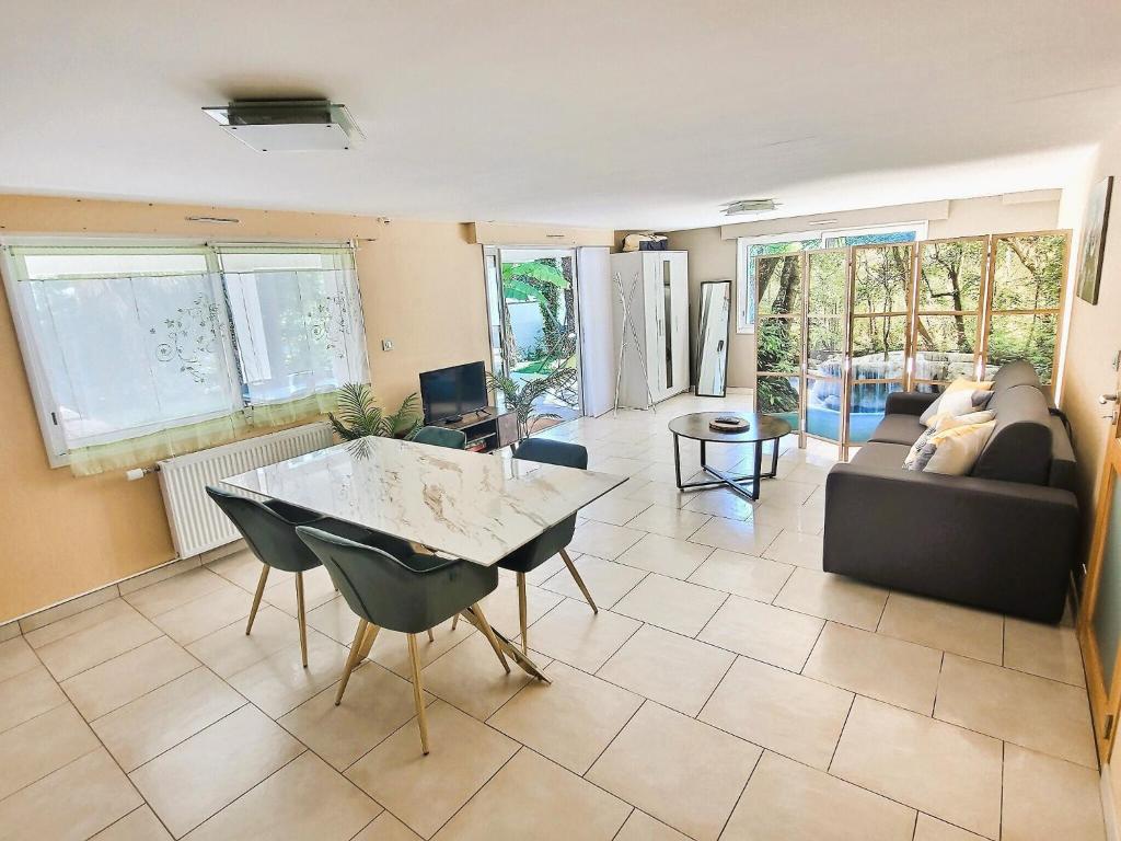 Posezení v ubytování Le Rocher de Bel Air -40m2 -Chaleureux 3 étoiles