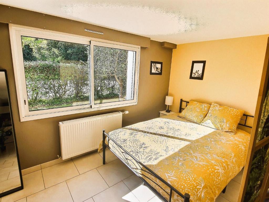 ein kleines Schlafzimmer mit einem Bett und einem Fenster in der Unterkunft Le Rocher de Bel Air -40m2 -Chaleureux 3 étoiles in Saint-Aignan-Grand-Lieu